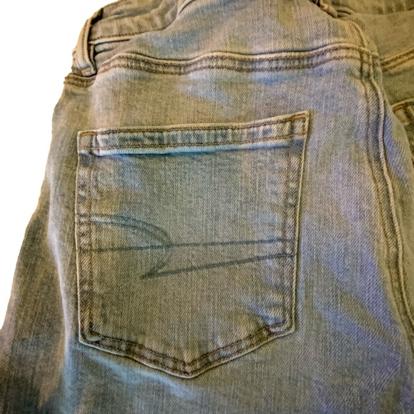 American Eagle Mom Denim Jeans Light Blue Wash Slight Stretch Size 6 Short - Picture 8 of 12